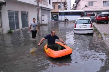 Göle dönen sokaktan botla geçti
