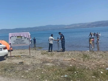 Bursa'da göle girilmez tabelasına havlu asıp yüzdüler