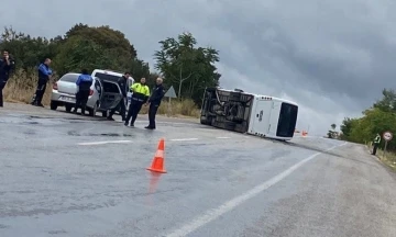 Gönen’de minibüs devrildi: 7’si polis 10 kişi yaralandı