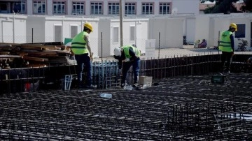 Gönüllü iş insanları, depremzede aileler ve öğrenciler için Hatay'da bina inşa ediyor