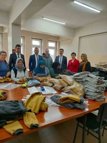 Gönüllü kadınlar kolları sıvadı, depremzedeler için kıyafet dikiyor
