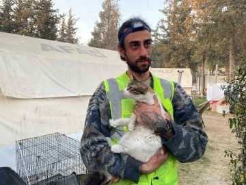 Gönüllü olarak gittiği deprem bölgesinde 50’nin üzerinde hayvanı kurtardı
