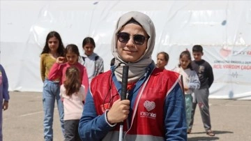 Görme engelli Firdevs, Adıyaman'daki depremzedelere "rehberlik" yapıyor