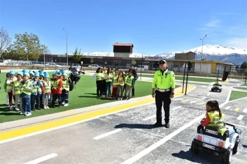 Gözleriniz yolda, gönlünüz darda kalmasın
