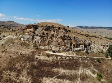 Gümüşhane’nin Sümela’sı Çakırkaya Manastırı ilgisizlik nedeniyle kuşlara yuva oldu
