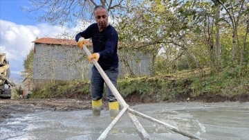 Gündüz belediyede çalışıyor, gece müzisyenlik yapıyor