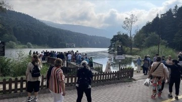 Günübirlik tatilciler hafta sonu Gölcük Tabiat Parkı'nda yoğunluk oluşturdu