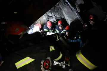 Gürcistanlı ekip, Adıyaman’da genç kadını enkaz altından çıkardı
