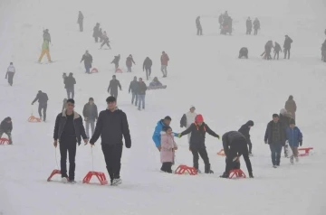 Güzeltepe Kayak Merkezi kar yağışıyla sezonu açtı
