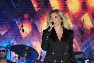 Hadise’den Menemen’de muhteşem konser
