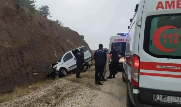 Hafif ticari araç şarampole devrildi:  3 yaralı
