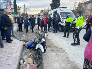 Hafif ticari araçla çarpışan motosikletteki 2 kişi yaralandı
