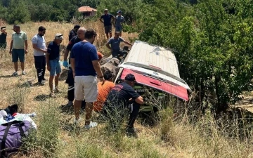 Hakimiyeti kaybolan minibüs şarampole yuvarlandı: 7 yaralı
