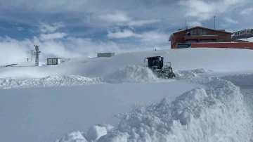 Hakkari’de 15 köy ve 50 mezra yolu kapandı
