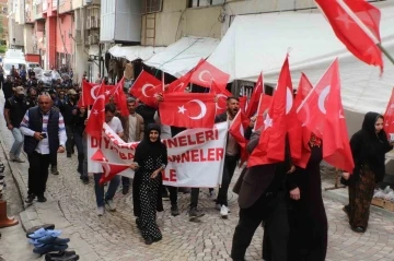 Hakkari’de annelerin evlat nöbeti devam ediyor
