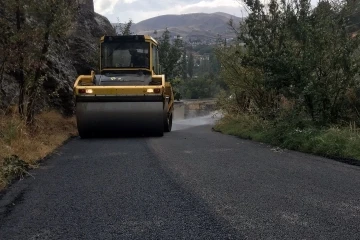 Hakkari’de asfalt mesaisi devam ediyor
