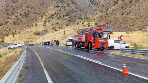 Hakkari’de kamyonet devrildi: 1 yaralı
