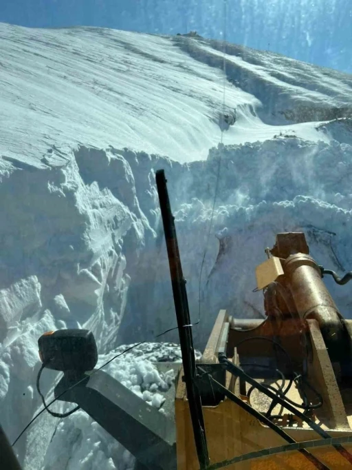 Hakkari’de kar kalınlığı bir metreyi buldu
