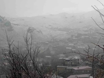 Hakkari’de karla karışık yağmur etkili oldu
