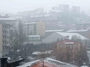 Hakkari’de karla karışık yağmur ve sis etkili oldu
