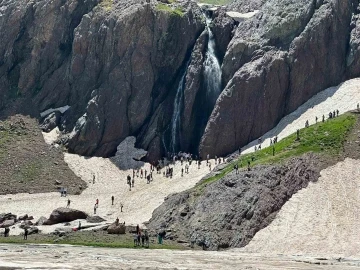 Hakkari’de terörden temizlenen Cilo Dağları ve Sat Buzul Gölleri’ne yoğun ilgi
