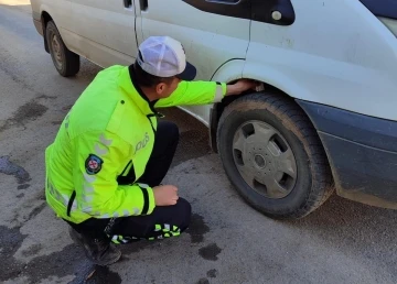 Hakkari polisi trafik tedbirlerine elden bırakmıyor
