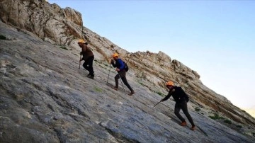 Hakkari'de dağcılar Sümbül Dağı'na tırmandı