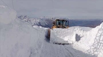 Hakkari'de kardan kapanan üs bölgesinin yolu açıldı