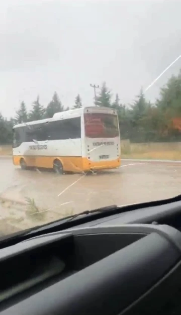 Halk otobüsü yağmur suyunda mahsur kaldı
