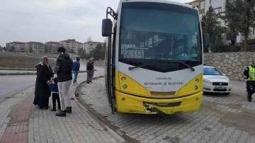 Bursa'da Halk Otobüsüyle İle Motosiklet Kafa Kafaya Çarpıştı