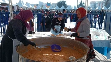 Hamsi Festivali’nde kuymak için uzun kuyruk oluştu
