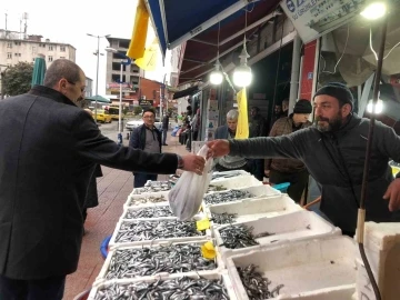 Hamside halk günü yaptı, 10 TL’den satışa çıkardı
