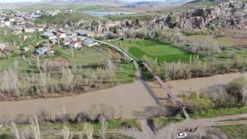 Hasar gören köprü nedeniyle yolları 10 kilometre uzadı
