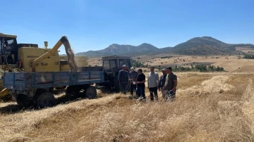 Hasat yapan biçerdöverler dane kaybına karşı kontrol ediliyor
