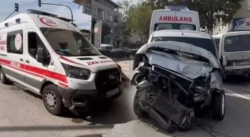 Bursa'da hasta taşıyan ambulans otomobil ile kafa kafaya çarpıştı