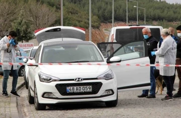 Hastane acil servisi otoparkında araç içinde başında poşetle ölü bulundu
