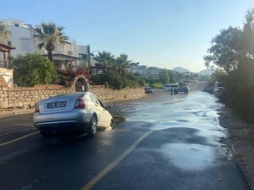 Hat patladı, oluşan çukura otomobil düştü
