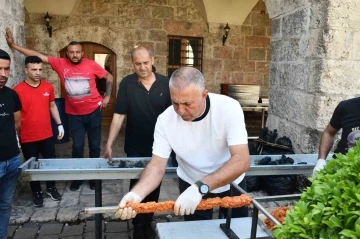 Hatay’da 19 metrelik kebap yapıldı, depremzedelere ikram edildi
