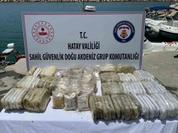 Hatay’da 43 bin  adet uyuşturucu hap, 26 kilo takoz esrar ele geçirildi
