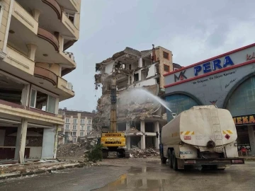 Hatay’da ağır hasarlı binaların yıkımı 19 mahallede sürüyor
