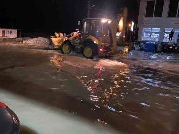 Hatay’da  caddeler göle dönerken, seralar su altında kaldı
