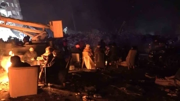 Hatay’da depremzedeler dondurucu soğukta geceyi ateş başında geçiriyor
