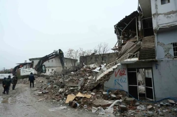 Hatay’da enkaz kaldırma çalışmaları zorlu hava şartlarına rağmen devam ediyor
