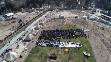 Hatay’da enkazların gölgesinde cuma namazı dron ile görüntülendi
