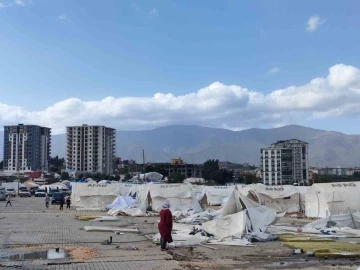 Hatay’da fırtına çadırları yıktı
