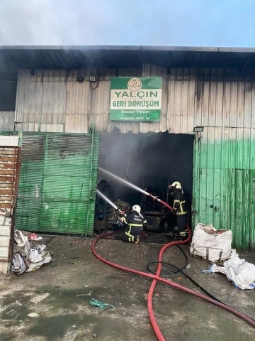 Hatay’da geri dönüşüm fabrikasında yangın çıktı
