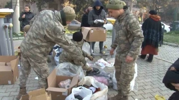 Hatay’da Mehmetçik, bölgeye gelen yardımları depremzedelere dağıtıyor
