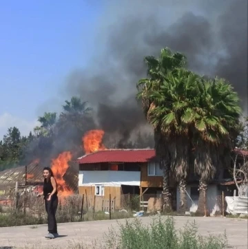 Hatay’da sahildeki 3 baraka ev alev alev yandı
