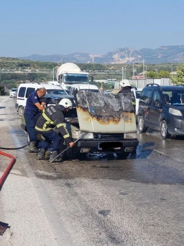 Hatay’da seyir halindeki araç alev alev yandı
