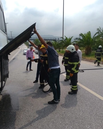 Hatay’da seyir halindeki otobüs alev alev yandı
